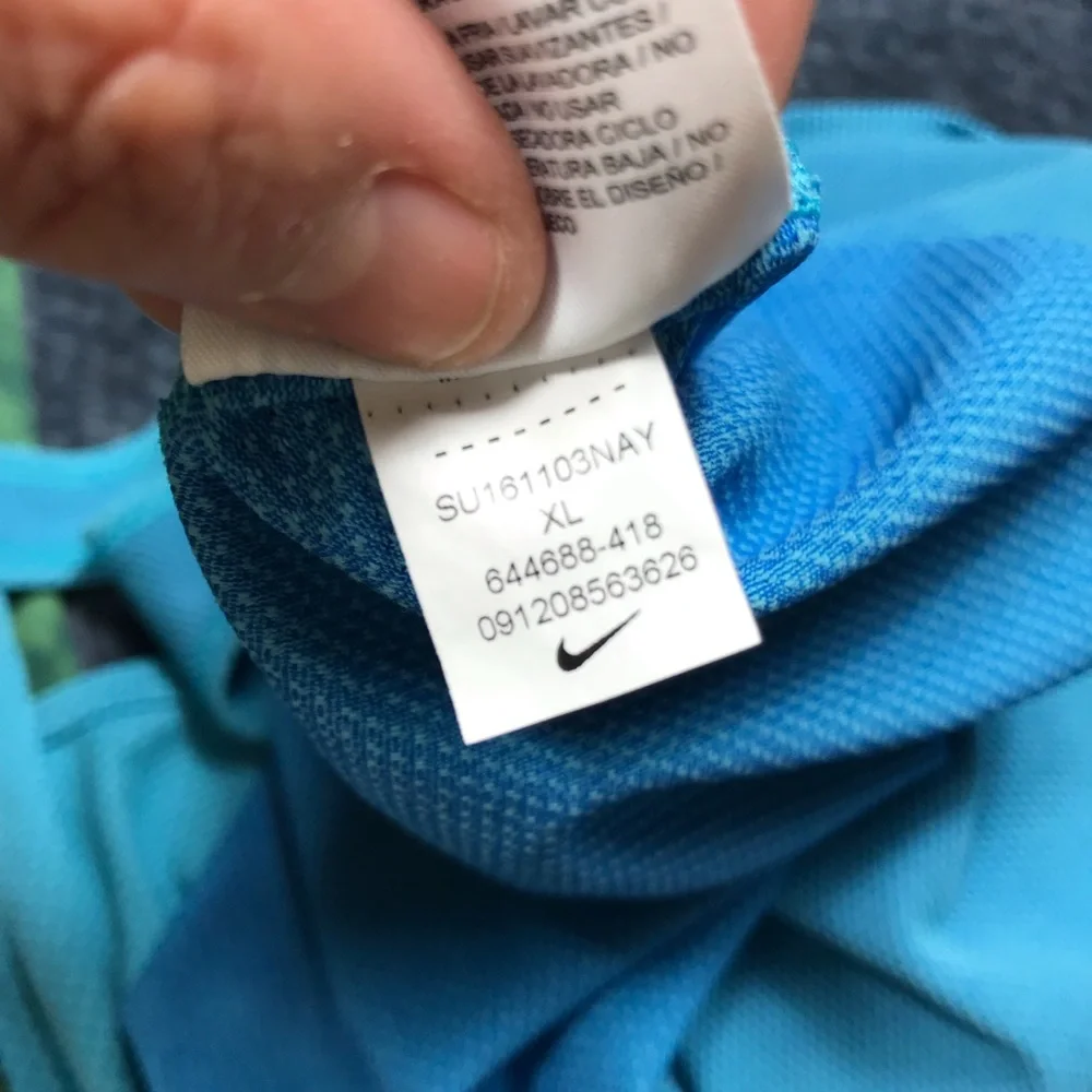 nike dri fit blue tank top size XL. 


Pit to pit approx:  20 inches - Picture 6 of 7
